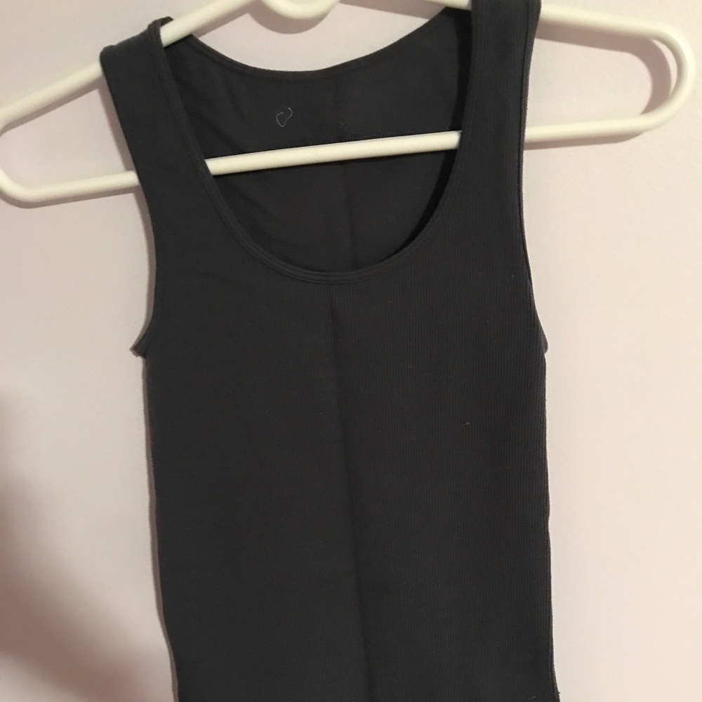 2 Tank tops